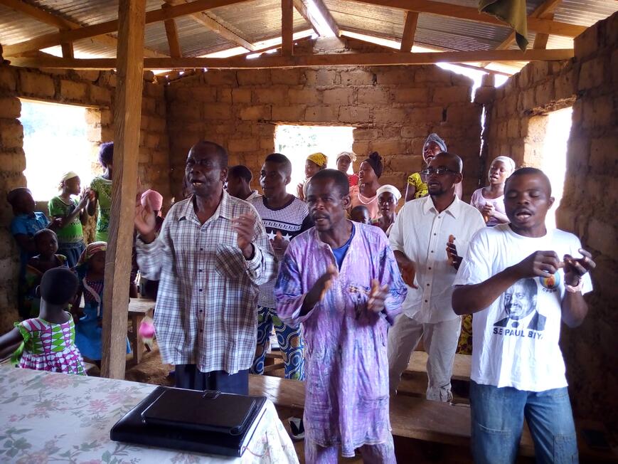 Louange dans une Eglise chez les Lefa.