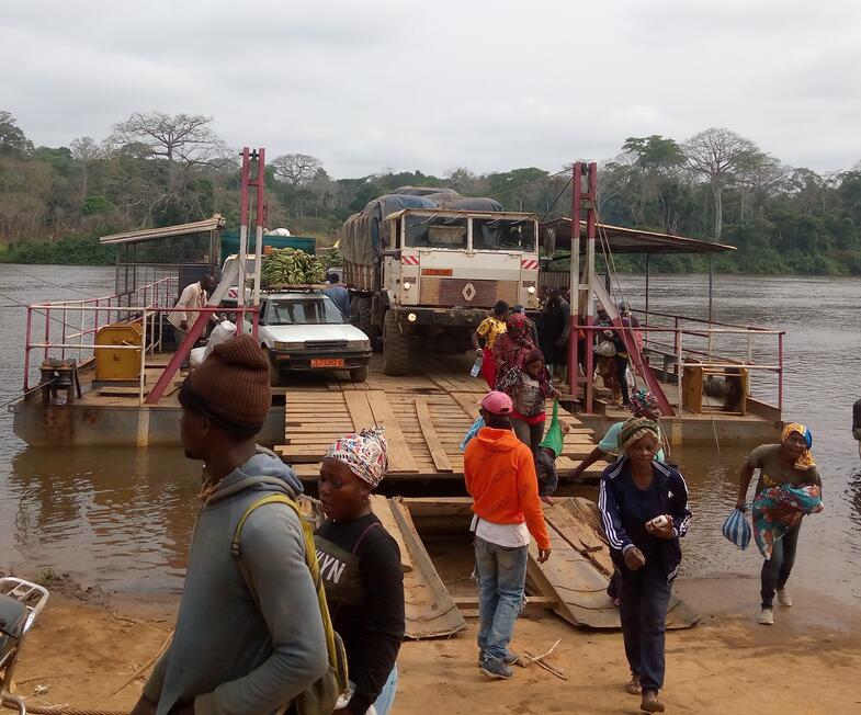 La traversée du fleuve Mbam pour aller à Deuk